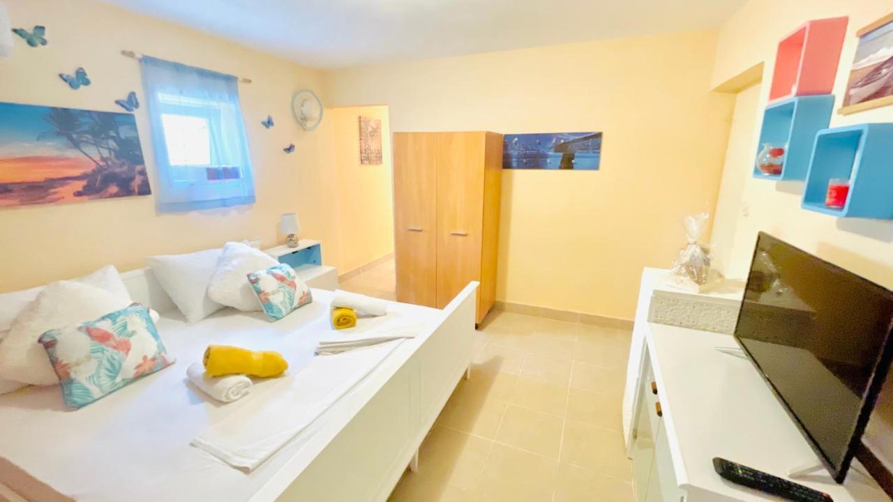 Colorful And Happy Apartment Sukosan - With Parking Exterior photo